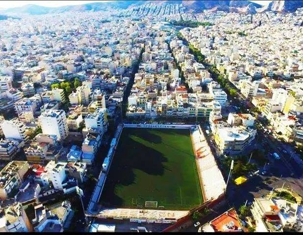 SofAsimak's tweet photo. Το Γήπεδο Νίκαιας, γνωστό και ως «Κλουβί», είναι η μόνιμη έδρα της Προοδευτικής (Κορυδαλλού)
Οι γραμμες του αγωνιστικού χώρου από τα κάγκελα (βορεια), και τα μπετά (νότια) είναι μόλις 1,5 με 2 μέτρα 
Σε προσωρινή λειτουργία (και στην Α Εθν) για πάνω από 60 χρόνια!
#ΕΛΛΗΝΙΚΗ_ΛΥΣΗ https://t.co/x7OSu1Db3X