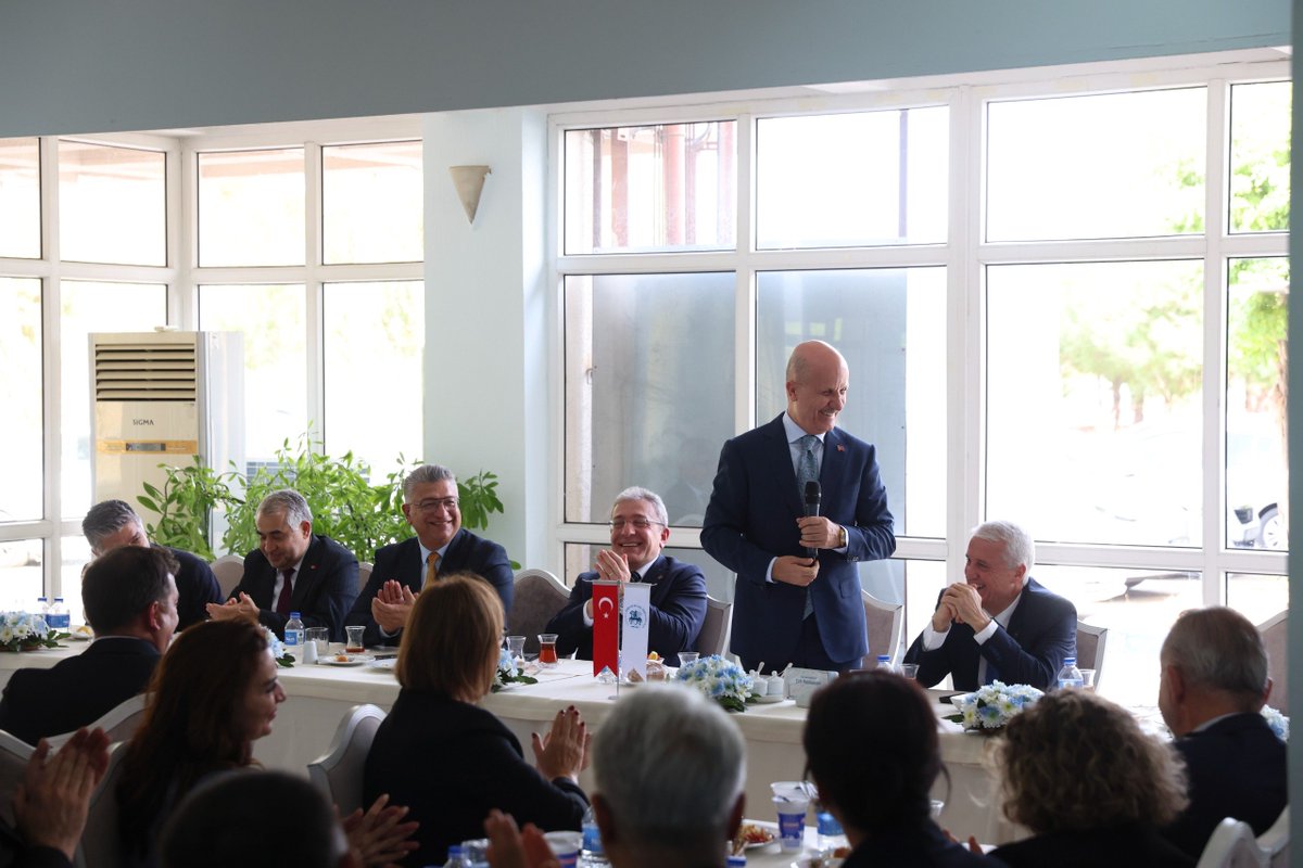 universitemDEU's tweet photo. 🌊 2026-2027 Akademik Yılı Açılış Törenimizin ardından programımızı, Deniz Bilimleri ve Teknolojisi Enstitümüzde gerçekleştirdik.

Yükseköğretim Kurulu Başkanımız Sayın Prof. Dr. Erol Özvar’ın teşrifleriyle; Rektörümüz Prof. Dr. Bayram Yılmaz, Ege Bölgesi’ndeki üniversitelerimizin değerli rektörleri ve Senato üyelerimizin katılımıyla gerçekleştirdiğimiz programda, Üniversitemizin deniz bilimleri alanındaki akademik birikimi ve bilimsel çalışmaları ele alındı.

🔬 Deniz Bilimleri ve Teknolojisi Enstitüsü Müdürümüz Prof. Dr. Harun Özdaş tarafından gerçekleştirilen sunumda; Enstitümüzün bilimsel araştırmaları, yürüttüğü çalışmalar ve deniz bilimleri ile su altı kültürel mirası alanındaki faaliyetleri hakkında kapsamlı bilgiler paylaşıldı.

🖼️ Program kapsamında, Enstitümüzün su altı kültürel mirasına yönelik çalışmalarının önemli başlıklarından biri olan Kızlan Osmanlı Batığına ilişkin hazırlanan sergi de konuklarımızın ziyaretine sunuldu. Sergide, batığa yönelik bilimsel araştırmalar ve elde edilen bulgular hakkında bilgiler aktarılırken, çalışmaların denizcilik tarihi ve su altı kültürel mirasının korunması açısından taşıdığı önem ele alındı.

🍽️ Programın devamında, Yükseköğretim Kurulu Başkanımız Sayın Prof. Dr. Erol Özvar; Rektörümüz Prof. Dr. Bayram Yılmaz, Ege Bölgesi’ndeki üniversitelerimizin değerli rektörleri ve Senato üyelerimizle birlikte öğle yemeğinde bir araya geldi. Yemek sırasında gerçekleştirilen akademik sohbette; yükseköğretimin geleceği, üniversitelerin bilimsel ve akademik kapasitesinin güçlendirilmesi, araştırma ve bilimsel üretimin desteklenmesi, üniversitelerin ülkemizin bilim ve teknoloji ekosistemine katkıları ve yükseköğretim kurumlarından beklentiler üzerine kapsamlı değerlendirmelerde bulunuldu. Akademik birikim ve deneyimlerin paylaşıldığı sohbet, yükseköğretim alanındaki güncel gelişmeler ve geleceğe yönelik hedefler açısından verimli bir istişare ortamı sundu.

🎁 Programın sonunda, Kızlan Osmanlı Batığına ait ilk fotoğraflardan biri, günün anısına Yükseköğretim Kurulu Başkanımız Sayın Prof. Dr. Erol Özvar’a takdim edildi.

🤝 Üniversitemizin deniz bilimleri alanındaki akademik birikiminin ve bilimsel çalışmalarının paylaşıldığı; yükseköğretimin geleceğine ilişkin değerlendirmelerin ve akademik görüş alışverişinin gerçekleştirildiği program, Üniversitemiz açısından anlamlı ve verimli bir buluşma oldu.

@Ykskgrtm
@erolozvar
@DEU_DBTE

#DokuzEylülÜniversitesi #DEÜ #DenizBilimleri #DenizBilimleriVeTeknolojisi #KızlanOsmanlıBatığı #Yükseköğretim #Bilim #Araştırma