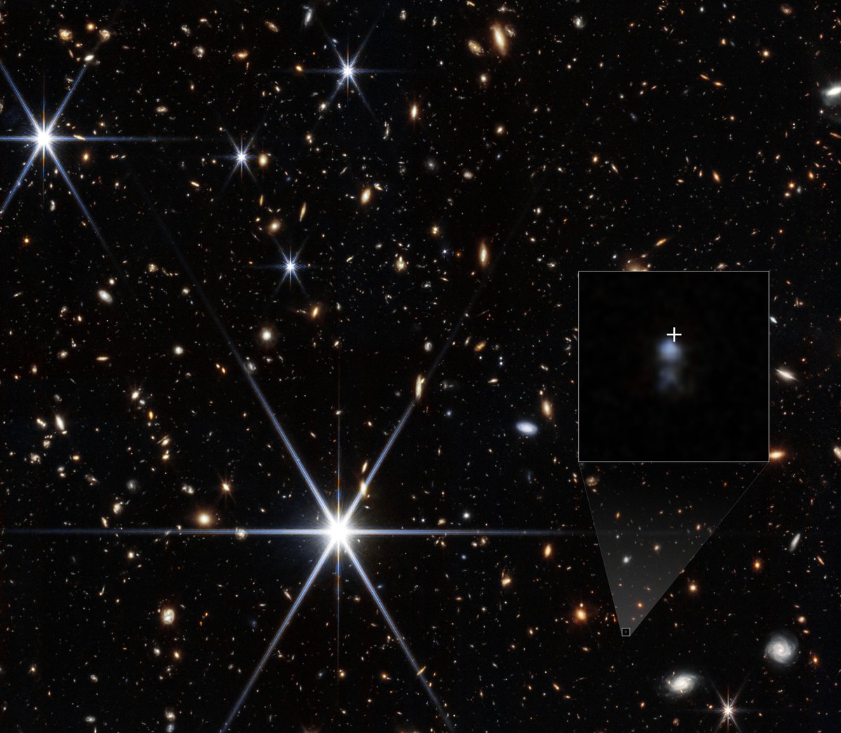 ESA_Webb's tweet photo. 🆕 Webb has found the origin of the farthest fast radio burst yet!

Fast radio bursts (FRBs) 💥 are mysterious, millisecond-long flashes of radio emission from the distant Universe. 1/3 https://t.co/lMZ8YyaLeF