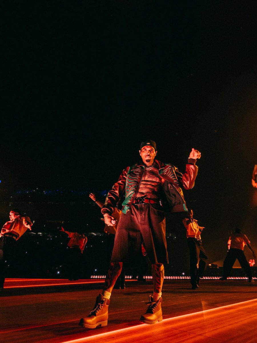 BLKPopCore's tweet photo. Chris Brown looks insanely hot  in new photos. https://t.co/mNeh65Wg54