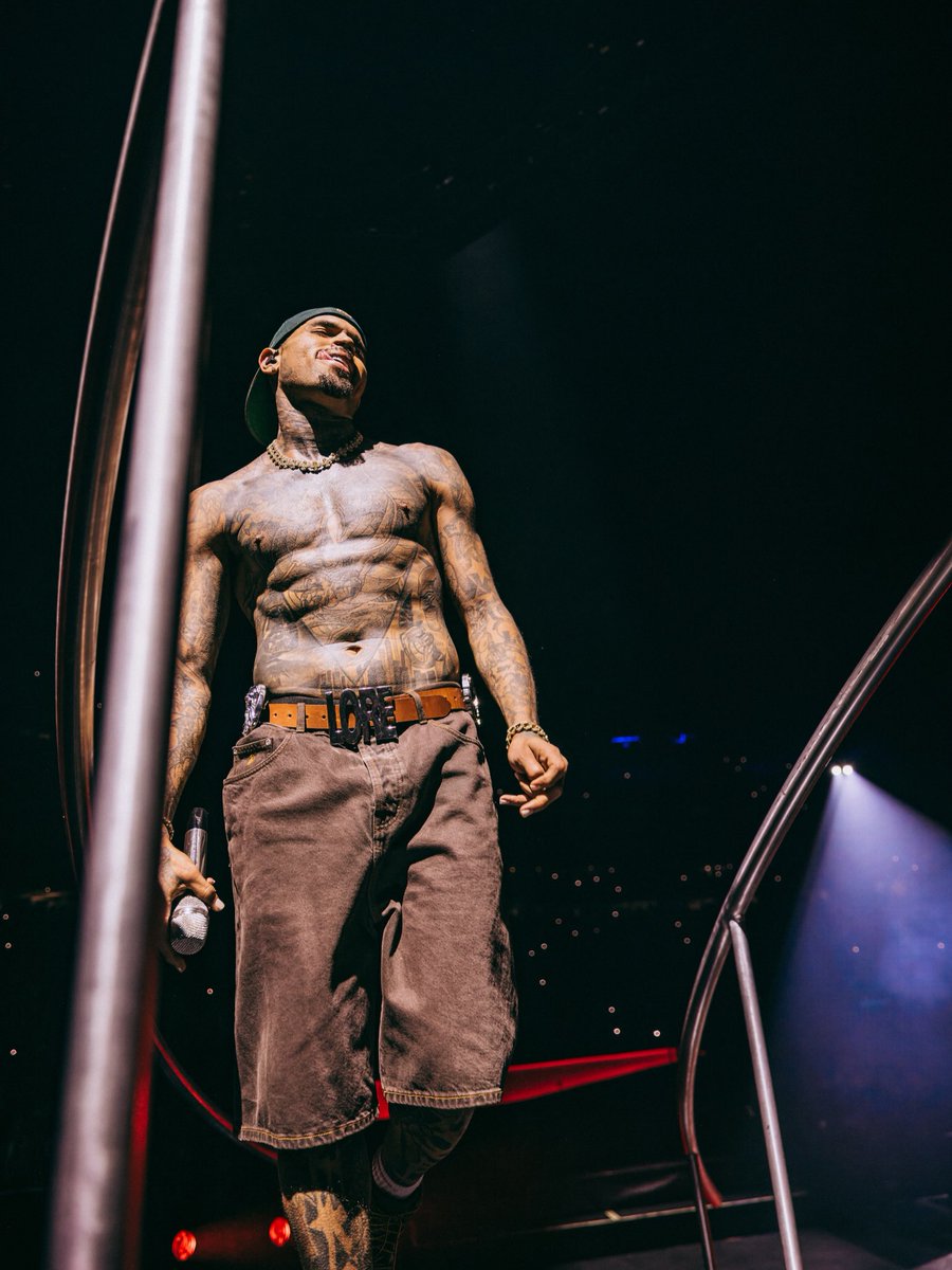 BLKPopCore's tweet photo. Chris Brown looks insanely hot  in new photos. https://t.co/mNeh65Wg54