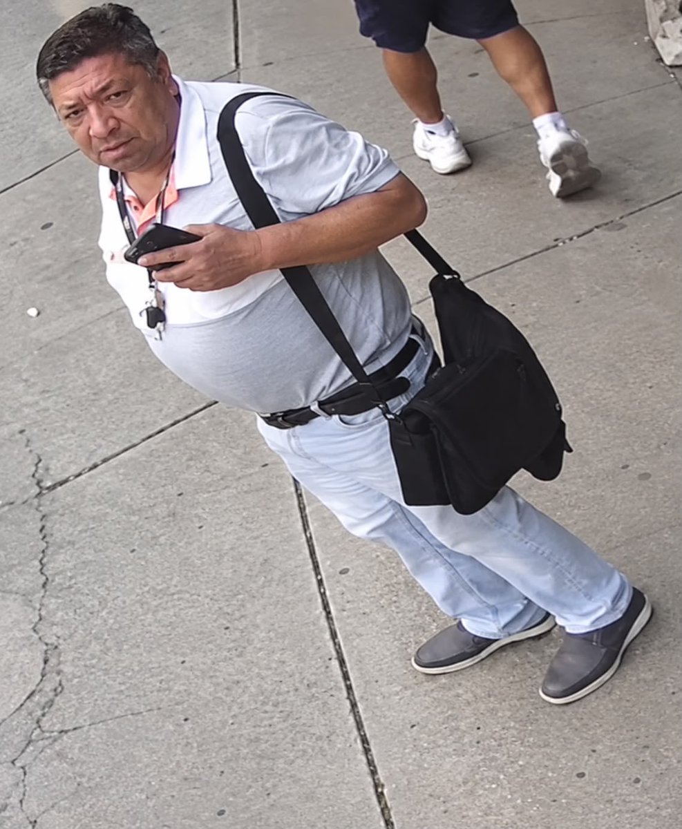 supercivicosmx's tweet photo. Ratero con cara de ratero que roba en los locales del centro histórico. @AlcCuauhtemocMx. https://t.co/6SitwAVN3i https://t.co/NhmTXahU3D