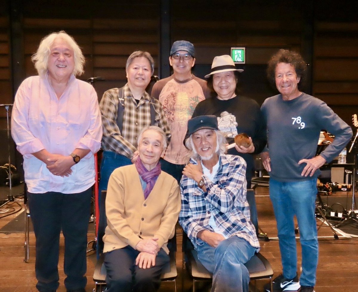 mickieyoshino's tweet photo. 3日間にわたる「ゴダイゴフェス」のリハーサル。最終日には、堺さんとCHARが来てくれました！

1978年の「CHAR with GODIEGO」全国ツアー、そして堺さん主演のTVシリーズ『西遊記』の音楽を担当したことによって、全国的な人気を得たゴダイゴ。

そんなゴダイゴにとって、感謝してもしきれないお二人と一緒に撮影した、記念すべき一枚です。

10月10日開催の「ゴダイゴフェス」に欠かせないお二人とのステージ。どんなステージになるのか、僕自身もとても楽しみにしています。

皆さんにも、ぜひ会場でこの特別なステージを楽しんでいただきたいと思っています！
10月10日、ゴダイゴフェスでお会いしましょう！

#堺正章
#char
#ゴダイゴ