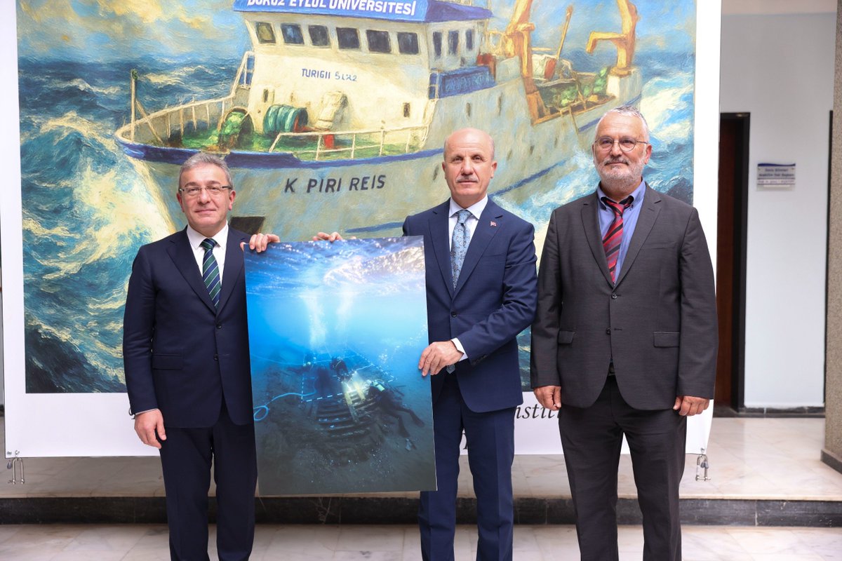 universitemDEU's tweet photo. 🌊 2026-2027 Akademik Yılı Açılış Törenimizin ardından programımızı, Deniz Bilimleri ve Teknolojisi Enstitümüzde gerçekleştirdik.

Yükseköğretim Kurulu Başkanımız Sayın Prof. Dr. Erol Özvar’ın teşrifleriyle; Rektörümüz Prof. Dr. Bayram Yılmaz, Ege Bölgesi’ndeki üniversitelerimizin değerli rektörleri ve Senato üyelerimizin katılımıyla gerçekleştirdiğimiz programda, Üniversitemizin deniz bilimleri alanındaki akademik birikimi ve bilimsel çalışmaları ele alındı.

🔬 Deniz Bilimleri ve Teknolojisi Enstitüsü Müdürümüz Prof. Dr. Harun Özdaş tarafından gerçekleştirilen sunumda; Enstitümüzün bilimsel araştırmaları, yürüttüğü çalışmalar ve deniz bilimleri ile su altı kültürel mirası alanındaki faaliyetleri hakkında kapsamlı bilgiler paylaşıldı.

🖼️ Program kapsamında, Enstitümüzün su altı kültürel mirasına yönelik çalışmalarının önemli başlıklarından biri olan Kızlan Osmanlı Batığına ilişkin hazırlanan sergi de konuklarımızın ziyaretine sunuldu. Sergide, batığa yönelik bilimsel araştırmalar ve elde edilen bulgular hakkında bilgiler aktarılırken, çalışmaların denizcilik tarihi ve su altı kültürel mirasının korunması açısından taşıdığı önem ele alındı.

🍽️ Programın devamında, Yükseköğretim Kurulu Başkanımız Sayın Prof. Dr. Erol Özvar; Rektörümüz Prof. Dr. Bayram Yılmaz, Ege Bölgesi’ndeki üniversitelerimizin değerli rektörleri ve Senato üyelerimizle birlikte öğle yemeğinde bir araya geldi. Yemek sırasında gerçekleştirilen akademik sohbette; yükseköğretimin geleceği, üniversitelerin bilimsel ve akademik kapasitesinin güçlendirilmesi, araştırma ve bilimsel üretimin desteklenmesi, üniversitelerin ülkemizin bilim ve teknoloji ekosistemine katkıları ve yükseköğretim kurumlarından beklentiler üzerine kapsamlı değerlendirmelerde bulunuldu. Akademik birikim ve deneyimlerin paylaşıldığı sohbet, yükseköğretim alanındaki güncel gelişmeler ve geleceğe yönelik hedefler açısından verimli bir istişare ortamı sundu.

🎁 Programın sonunda, Kızlan Osmanlı Batığına ait ilk fotoğraflardan biri, günün anısına Yükseköğretim Kurulu Başkanımız Sayın Prof. Dr. Erol Özvar’a takdim edildi.

🤝 Üniversitemizin deniz bilimleri alanındaki akademik birikiminin ve bilimsel çalışmalarının paylaşıldığı; yükseköğretimin geleceğine ilişkin değerlendirmelerin ve akademik görüş alışverişinin gerçekleştirildiği program, Üniversitemiz açısından anlamlı ve verimli bir buluşma oldu.

@Ykskgrtm
@erolozvar
@DEU_DBTE

#DokuzEylülÜniversitesi #DEÜ #DenizBilimleri #DenizBilimleriVeTeknolojisi #KızlanOsmanlıBatığı #Yükseköğretim #Bilim #Araştırma