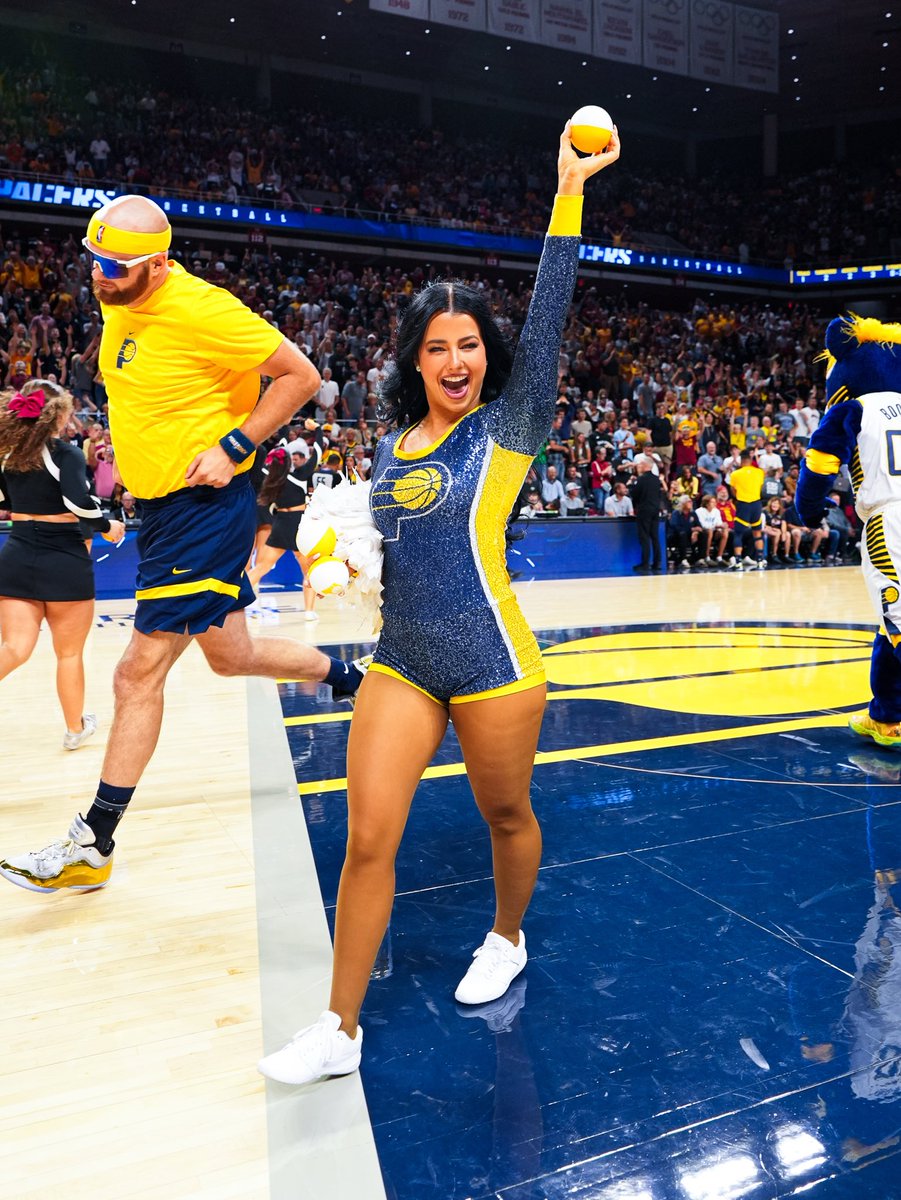 Pacemates's tweet photo. such a fun night at Hilton Coliseum ❤️💛 https://t.co/4BSD07exbg