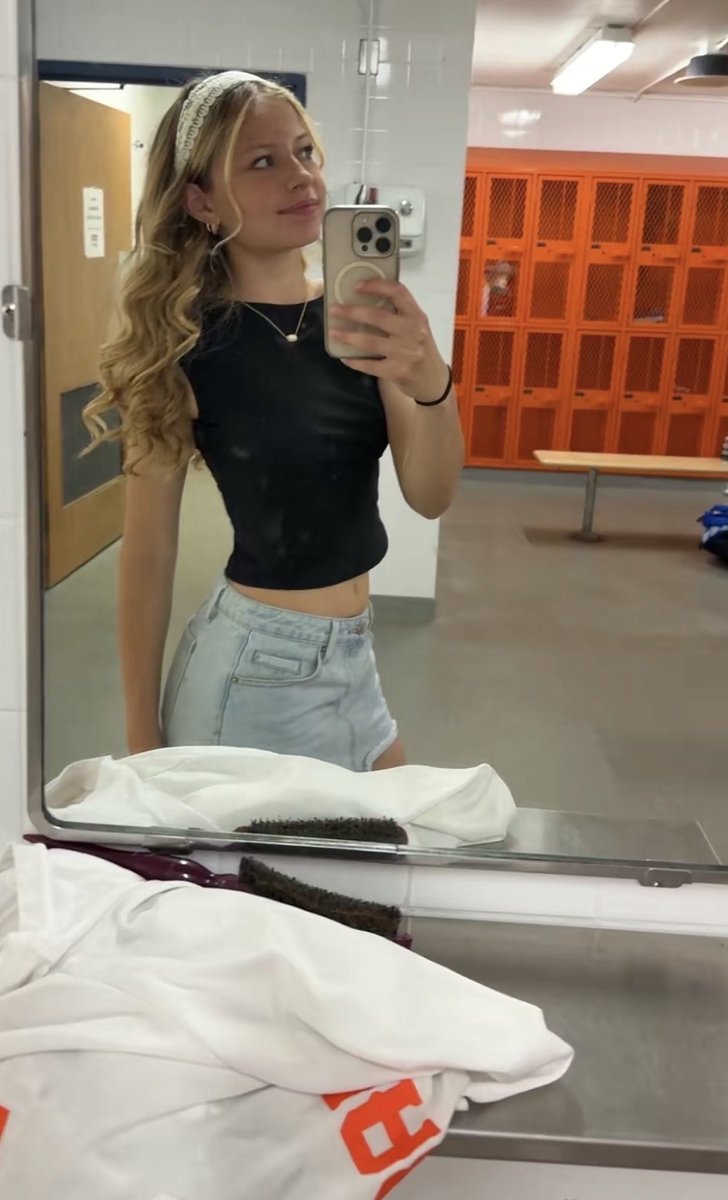 _IRLBops_'s tweet photo. She’s back with a new account
@Lilligirlllll https://t.co/hlsDwbJQuP