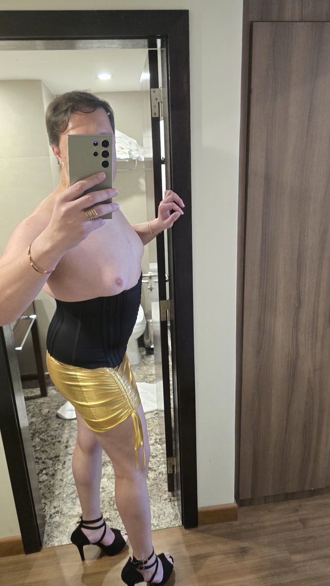 IsabelaCdzinha's tweet photo. E esse look? https://t.co/b1komGJUH9
