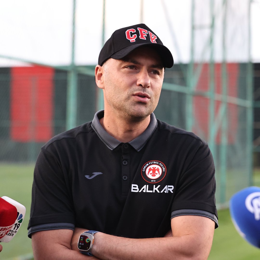 pusholder's tweet photo. Burak Yılmaz (Hakem soruşturmaları): "Bir insan bir şeyi her gün konuşursa o konuştuğunun bir değeri kalmaz. Ben bir kere konuştum. Bir daha da bu konuyla alakalı konuşmak istemiyorum. 

Eğer bir gün tekrar konuşmam gerekirse yine çıkar konuşurum. Sürekli bir şeyleri konuşmak, konuştuğunun değerini düşürür. Allah inşallah bir daha bize konuşmayı nasip etmez.

Burada yorum yapmanın bir anlamı yok çünkü devlet girdi bu işin içine. Yorumlar bize de zarar verir, sizlere de zarar verir. Artık bırakacağız akışına. Çünkü artık olması gereken şey oluyor diye düşünüyorum."