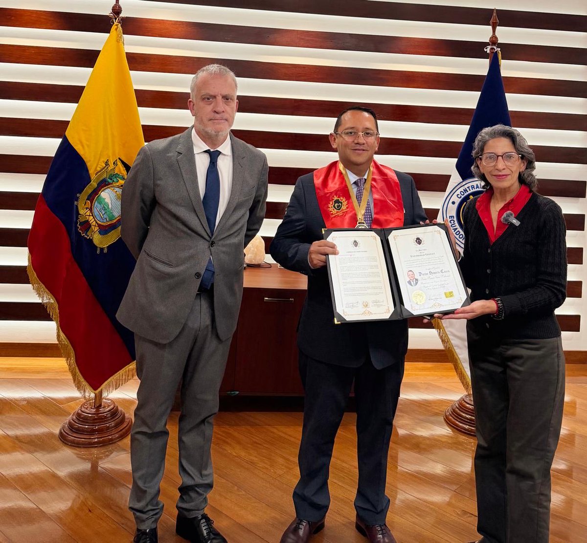 ContraloriaECU's tweet photo. 🎓📜 #LaNuevaContraloria |  El contralor general del Estado, Dr. Mauricio Torres, recibió el título de Doctor Honoris Causa, conferido por la Universidad Gestalt de México, en mérito a su destacada trayectoria académica y profesional, su liderazgo, integridad y compromiso con el servicio a la ciudadanía.

🏅 Esta distinción honorífica destaca sus contribuciones en el ámbito profesional, su vocación de servicio y su compromiso con los valores éticos, la responsabilidad y el bienestar colectivo.

🤝 Asimismo, resalta la importancia de un liderazgo basado en principios, orientado al fortalecimiento institucional, la transparencia y la generación de aportes positivos para la sociedad.