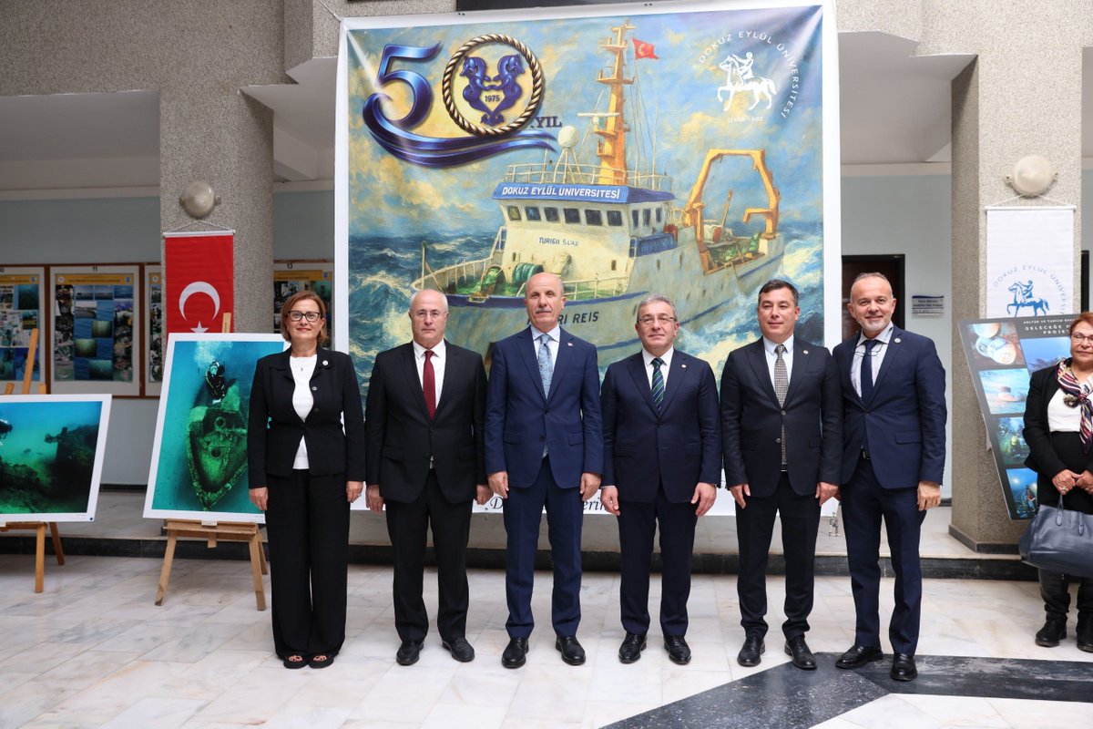 universitemDEU's tweet photo. 🌊 2026-2027 Akademik Yılı Açılış Törenimizin ardından programımızı, Deniz Bilimleri ve Teknolojisi Enstitümüzde gerçekleştirdik.

Yükseköğretim Kurulu Başkanımız Sayın Prof. Dr. Erol Özvar’ın teşrifleriyle; Rektörümüz Prof. Dr. Bayram Yılmaz, Ege Bölgesi’ndeki üniversitelerimizin değerli rektörleri ve Senato üyelerimizin katılımıyla gerçekleştirdiğimiz programda, Üniversitemizin deniz bilimleri alanındaki akademik birikimi ve bilimsel çalışmaları ele alındı.

🔬 Deniz Bilimleri ve Teknolojisi Enstitüsü Müdürümüz Prof. Dr. Harun Özdaş tarafından gerçekleştirilen sunumda; Enstitümüzün bilimsel araştırmaları, yürüttüğü çalışmalar ve deniz bilimleri ile su altı kültürel mirası alanındaki faaliyetleri hakkında kapsamlı bilgiler paylaşıldı.

🖼️ Program kapsamında, Enstitümüzün su altı kültürel mirasına yönelik çalışmalarının önemli başlıklarından biri olan Kızlan Osmanlı Batığına ilişkin hazırlanan sergi de konuklarımızın ziyaretine sunuldu. Sergide, batığa yönelik bilimsel araştırmalar ve elde edilen bulgular hakkında bilgiler aktarılırken, çalışmaların denizcilik tarihi ve su altı kültürel mirasının korunması açısından taşıdığı önem ele alındı.

🍽️ Programın devamında, Yükseköğretim Kurulu Başkanımız Sayın Prof. Dr. Erol Özvar; Rektörümüz Prof. Dr. Bayram Yılmaz, Ege Bölgesi’ndeki üniversitelerimizin değerli rektörleri ve Senato üyelerimizle birlikte öğle yemeğinde bir araya geldi. Yemek sırasında gerçekleştirilen akademik sohbette; yükseköğretimin geleceği, üniversitelerin bilimsel ve akademik kapasitesinin güçlendirilmesi, araştırma ve bilimsel üretimin desteklenmesi, üniversitelerin ülkemizin bilim ve teknoloji ekosistemine katkıları ve yükseköğretim kurumlarından beklentiler üzerine kapsamlı değerlendirmelerde bulunuldu. Akademik birikim ve deneyimlerin paylaşıldığı sohbet, yükseköğretim alanındaki güncel gelişmeler ve geleceğe yönelik hedefler açısından verimli bir istişare ortamı sundu.

🎁 Programın sonunda, Kızlan Osmanlı Batığına ait ilk fotoğraflardan biri, günün anısına Yükseköğretim Kurulu Başkanımız Sayın Prof. Dr. Erol Özvar’a takdim edildi.

🤝 Üniversitemizin deniz bilimleri alanındaki akademik birikiminin ve bilimsel çalışmalarının paylaşıldığı; yükseköğretimin geleceğine ilişkin değerlendirmelerin ve akademik görüş alışverişinin gerçekleştirildiği program, Üniversitemiz açısından anlamlı ve verimli bir buluşma oldu.

@Ykskgrtm
@erolozvar
@DEU_DBTE

#DokuzEylülÜniversitesi #DEÜ #DenizBilimleri #DenizBilimleriVeTeknolojisi #KızlanOsmanlıBatığı #Yükseköğretim #Bilim #Araştırma