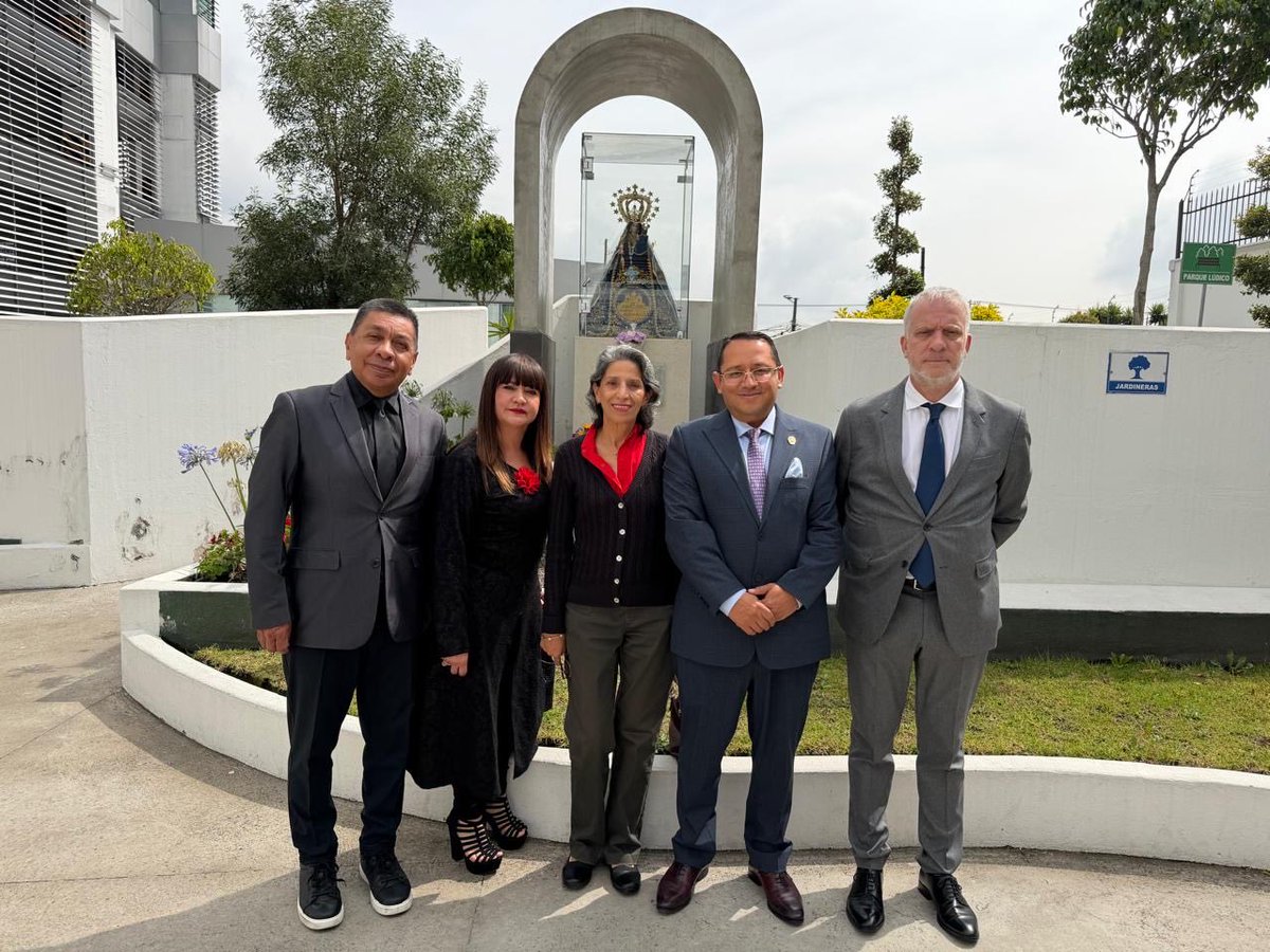ContraloriaECU's tweet photo. 🎓📜 #LaNuevaContraloria |  El contralor general del Estado, Dr. Mauricio Torres, recibió el título de Doctor Honoris Causa, conferido por la Universidad Gestalt de México, en mérito a su destacada trayectoria académica y profesional, su liderazgo, integridad y compromiso con el servicio a la ciudadanía.

🏅 Esta distinción honorífica destaca sus contribuciones en el ámbito profesional, su vocación de servicio y su compromiso con los valores éticos, la responsabilidad y el bienestar colectivo.

🤝 Asimismo, resalta la importancia de un liderazgo basado en principios, orientado al fortalecimiento institucional, la transparencia y la generación de aportes positivos para la sociedad.