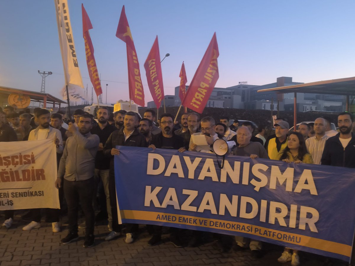 egitimsen21's tweet photo. Amed Emek ve Demokrasi Platformu olarak bugün Diyarbakır Şehir Hastanesi şantiyesi önünde anayasal haklarını kullanıp sendikalı oldukları için işten atılan inşaat işçilerinin direnişine destek olmak amacıyla basın açıklaması yaptık.

Hak arayan işçilere yönelik gerçekleştirilen polis müdahalesini ve ablukayı kınıyoruz.

İşçilerin ücretleri eksiksiz ödenmeli, keyfi kesintiler durmalı, işten atılan işçiler işe derhal  geri alınmalıdır!

Baskı ve yasaklarla bu onurlu direniş kırılamaz. Direnişçi işçiler kazanana kadar yanlarında olmaya devam edeceğiz.