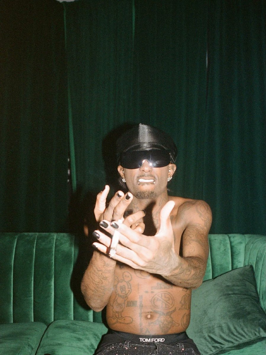 TLOP4_G0ATED's tweet photo. @Kurrco barti been blessin us with piktures last few days😂🖤
heard drones say he was gon go ghost bekause of some obese lean addikt😂🖤 https://t.co/1PLZSWZZHN