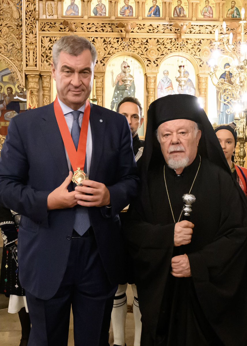 Markus_Soeder's tweet photo. Ehre und Auftrag: Heute Verleihung des „Goldenen Kreuzes Erster Klasse“ der Griechisch-Orthodoxen Metropolie von Deutschland in München. Diese höchste Auszeichnung ist eine große Ehre und Zeichen der Verbundenheit zwischen Bayern, #Griechenland und der Griechisch-Orthodoxen Gemeinde. Bayern und Griechenland haben eine über lange Zeit gewachsene Freundschaft mit vielen Gemeinsamkeiten – allein schon wie das Weiß-Blau in den Flaggen. Für Christen ist das Kreuz auch immer Auftrag: Wir treten ein für unseren Glauben, für Mitmenschlichkeit und Menschenwürde und gegen Rassismus und Antisemitismus. Daher geben wir ein Schutzversprechen ab für Menschen mit ausländischen Wurzeln, die integriert bei uns leben und arbeiten: Sie gehören zu uns und wir sind froh, dass sie da sind. Der Freistaat ist seit langem Partner der griechischen Gemeinde. Wir vertiefen das mit MoUs in den Bereichen Wasserstoffforschung und einem gemeinsamen Studien- und Austauschprogramm im Studiengang Chemie.