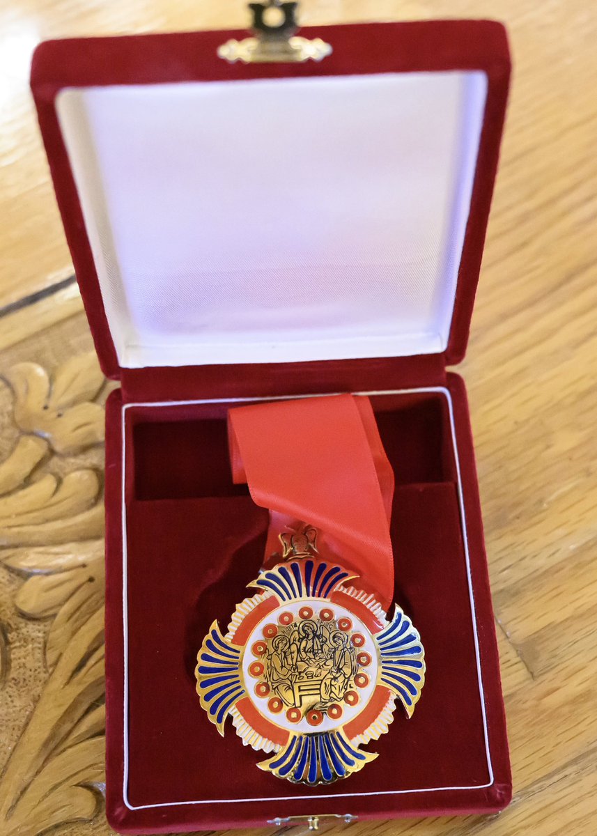 Markus_Soeder's tweet photo. Ehre und Auftrag: Heute Verleihung des „Goldenen Kreuzes Erster Klasse“ der Griechisch-Orthodoxen Metropolie von Deutschland in München. Diese höchste Auszeichnung ist eine große Ehre und Zeichen der Verbundenheit zwischen Bayern, #Griechenland und der Griechisch-Orthodoxen Gemeinde. Bayern und Griechenland haben eine über lange Zeit gewachsene Freundschaft mit vielen Gemeinsamkeiten – allein schon wie das Weiß-Blau in den Flaggen. Für Christen ist das Kreuz auch immer Auftrag: Wir treten ein für unseren Glauben, für Mitmenschlichkeit und Menschenwürde und gegen Rassismus und Antisemitismus. Daher geben wir ein Schutzversprechen ab für Menschen mit ausländischen Wurzeln, die integriert bei uns leben und arbeiten: Sie gehören zu uns und wir sind froh, dass sie da sind. Der Freistaat ist seit langem Partner der griechischen Gemeinde. Wir vertiefen das mit MoUs in den Bereichen Wasserstoffforschung und einem gemeinsamen Studien- und Austauschprogramm im Studiengang Chemie.