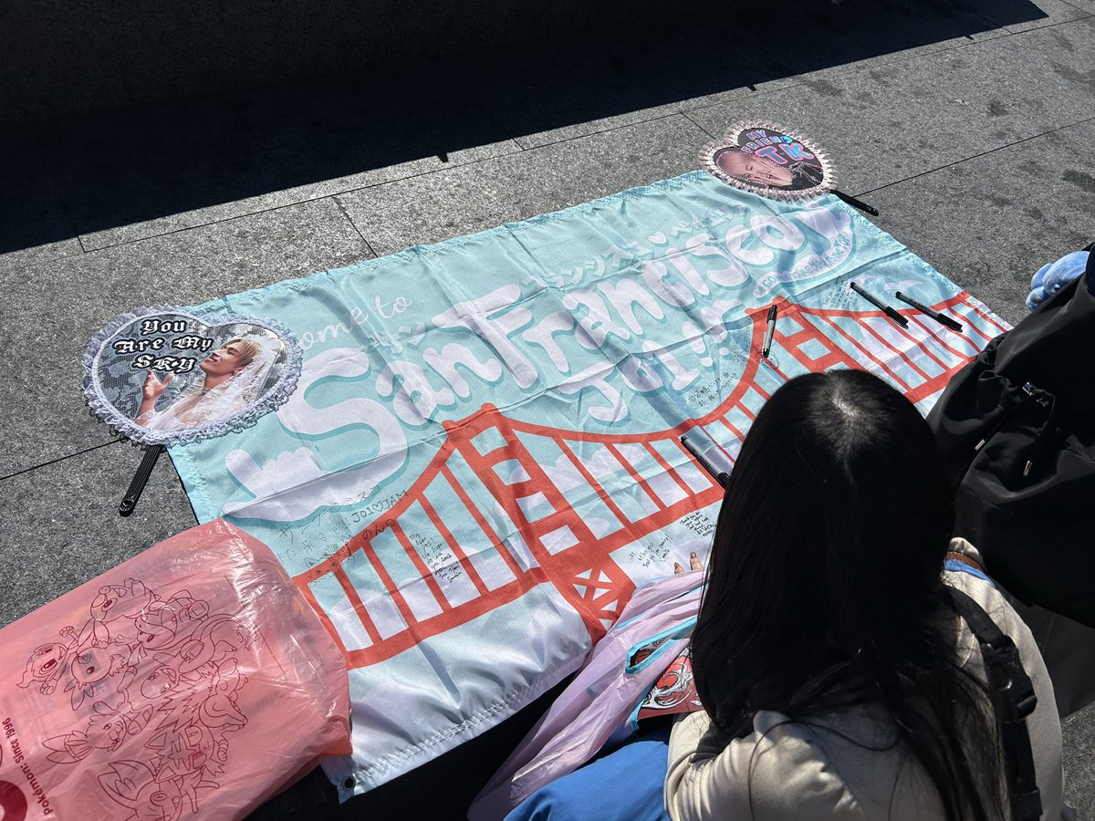 su_gohan_mgmg's tweet photo. ベイエリアJAMさんみなさん優しい🥹
みんなで寄せ書きしました泣
#JO1_in_SF 
#JO1 https://t.co/R23FtZvpYx