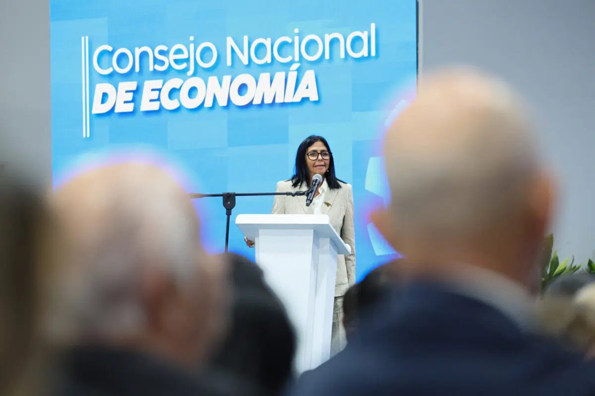 ReporteYa's tweet photo. #8Oct #Venezuela #Navidad 
Delcy Rodríguez decretó el 1° de noviembre como inicio oficial de la Navidad en Venezuela. Rodríguez afirmó que la medida busca impulsar la actividad económica y generar “felicidad” entre los venezolanos. https://t.co/wv36xaQtaD