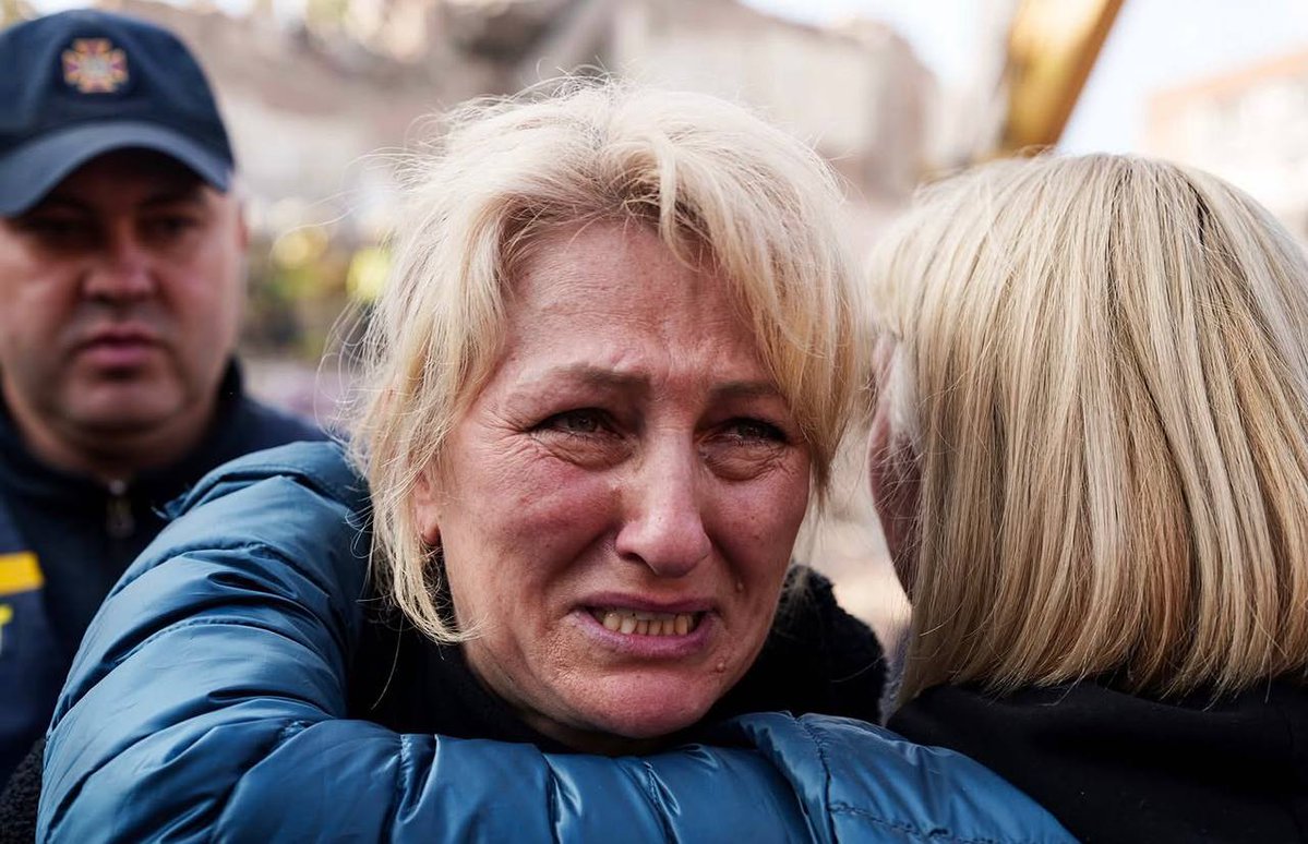 Gerashchenko_en's tweet photo. Pryluky.

If I wrote the comment I really want to write, I would get blocked. 

Russia killed 22 people in that residential building, 5 of them kids. 54 more people were injured.

📷: evgenymaloletka/Instagram https://t.co/SEcCuELLjJ
