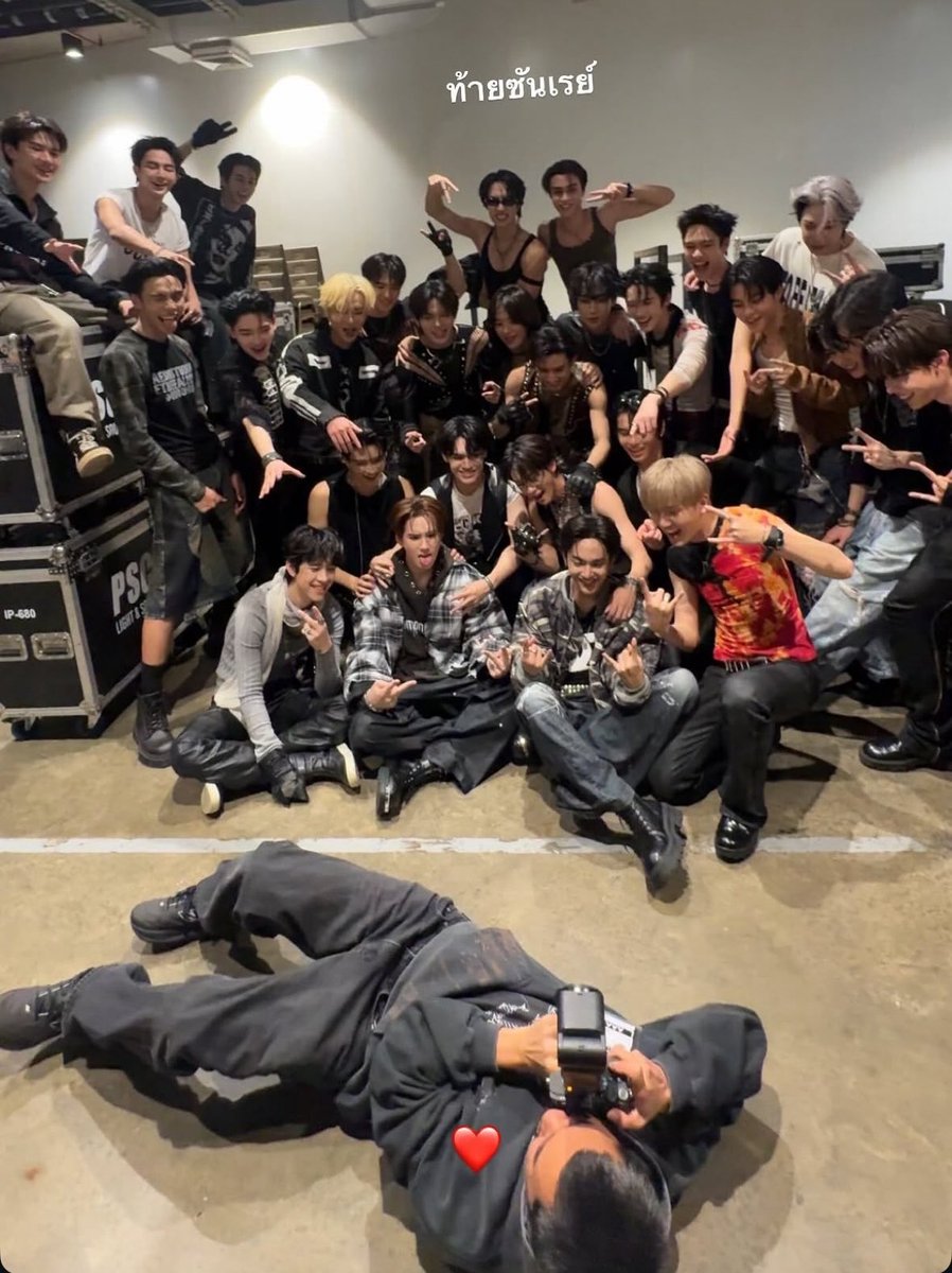 maiiich's tweet photo. เป็นภาพที่โคตรจะน่ารักเลยยย
ลูกพี่ย้งทั้ง 28 คน กับ พี่ย้งที่กำลังถ่ายรูปเจ้าพวกก้อนทั้งหลาย
#BUSbecauseofyouishine
#DICE_SONRAY
#9214KIDS
#YUWATANABE https://t.co/bNGozkCswq