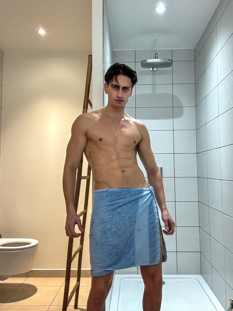 KevinDelBrotto's tweet photo. After shower ! 🧼 https://t.co/eqntDL1khD
