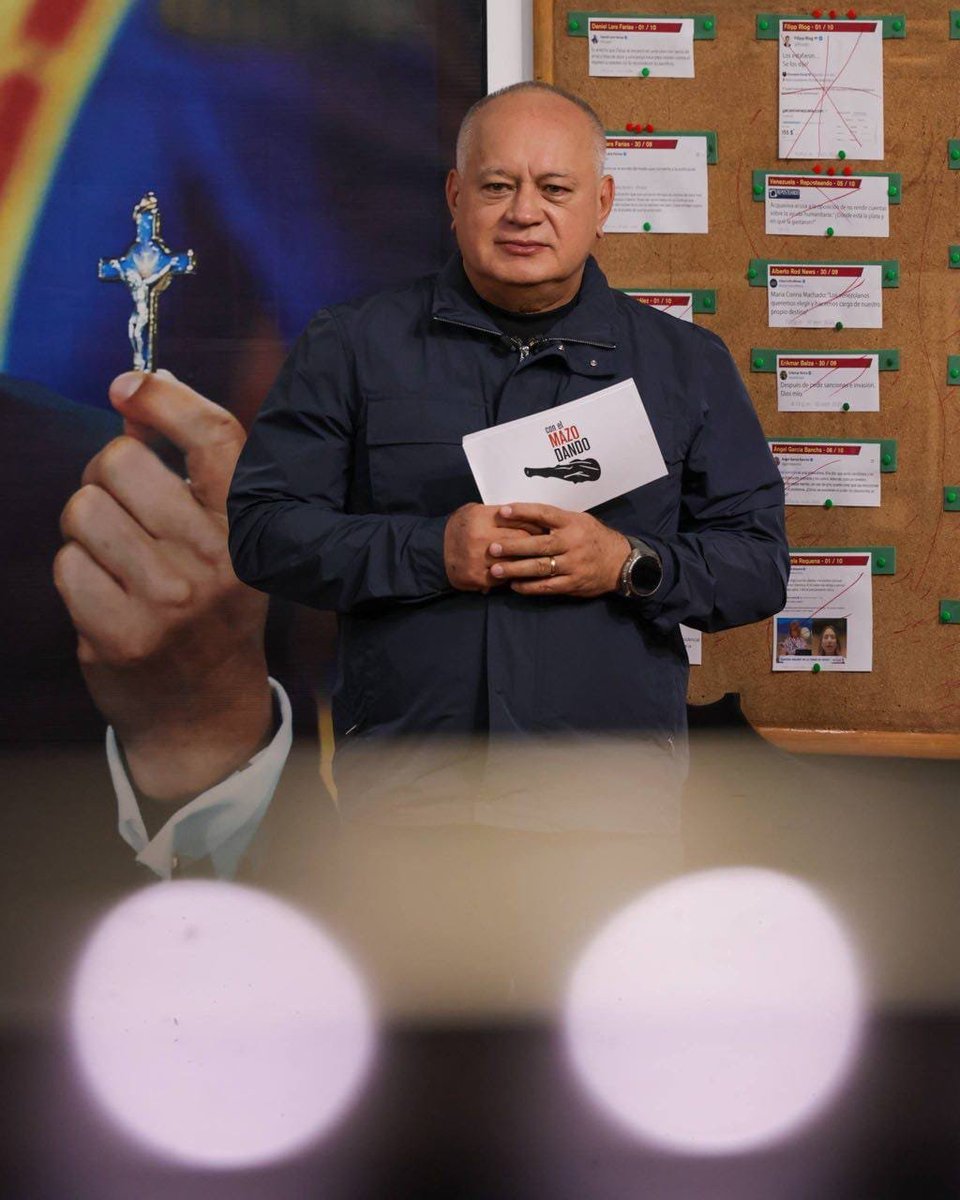 AroruaReb's tweet photo. Quienes hoy fingen discursos de convivencia son los mismos de las guarimbas, preescolares incendiados y personas quemadas vivas.

Fascismo sin moral. 

#PorAhoraYSiempreChávez https://t.co/PzmtDUTjjc