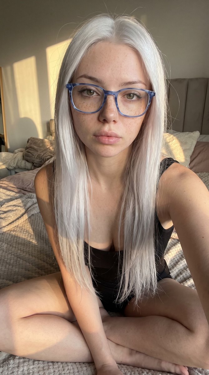 sooniawhite's tweet photo. Honestly... do I look good with white hair or should I change it? https://t.co/nz4nSAaue3