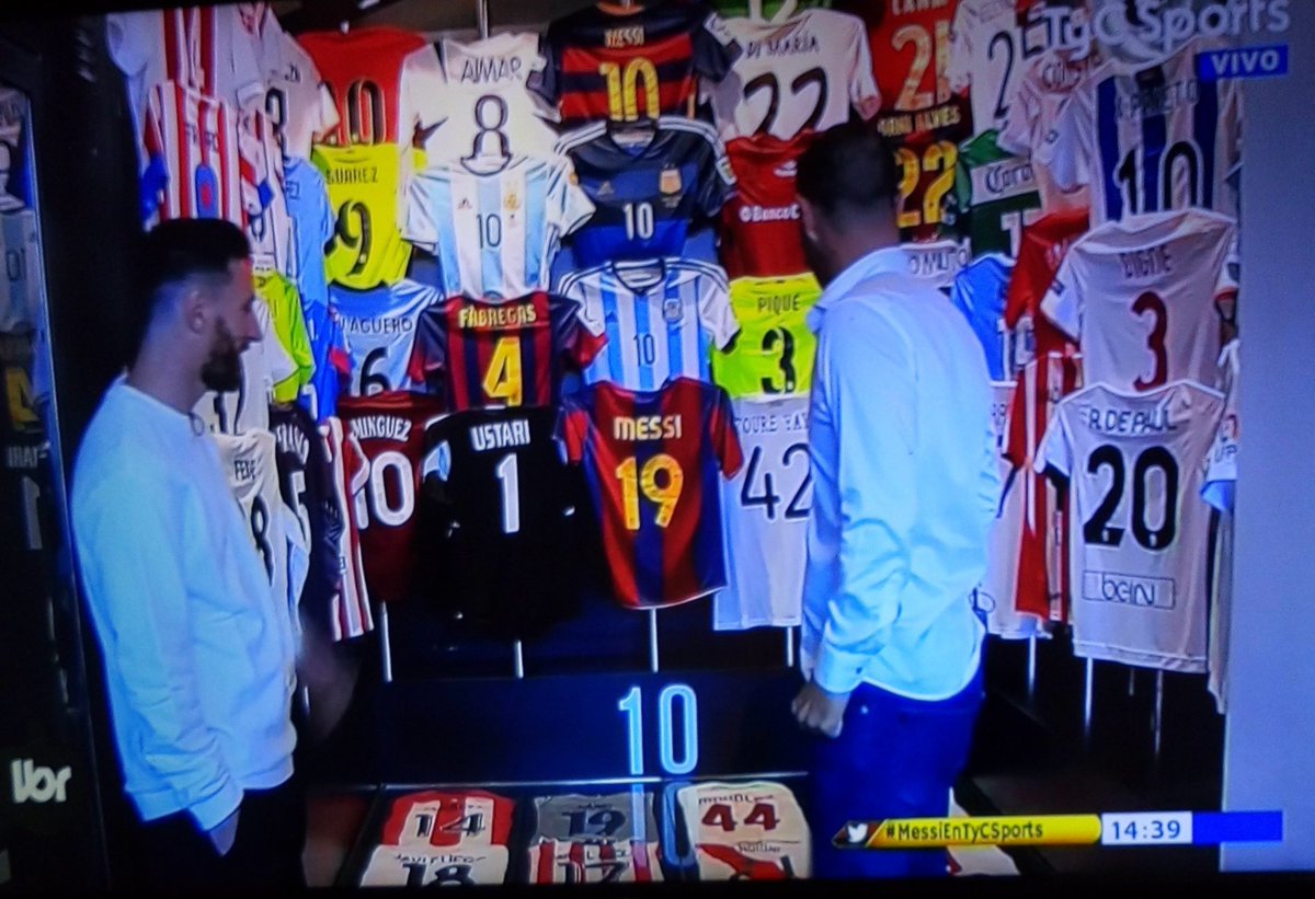 turcocarp's tweet photo. Apareció una foto del museo de camisetas de Messi. La de su ídolo de chico Aimar está junto a la la suya. La del Chori. La 21 de Vangioni, el del famoso centro a Alario. La de Lanzini, el del famoso centro a Ramiro. Nada de Boca a la vista. Pero dicen que no es hincha de River. https://t.co/YE2rQRnSVR