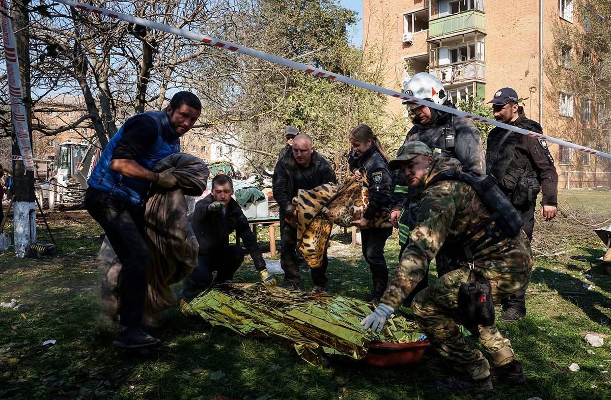 Gerashchenko_en's tweet photo. Pryluky.

If I wrote the comment I really want to write, I would get blocked. 

Russia killed 22 people in that residential building, 5 of them kids. 54 more people were injured.

📷: evgenymaloletka/Instagram https://t.co/SEcCuELLjJ