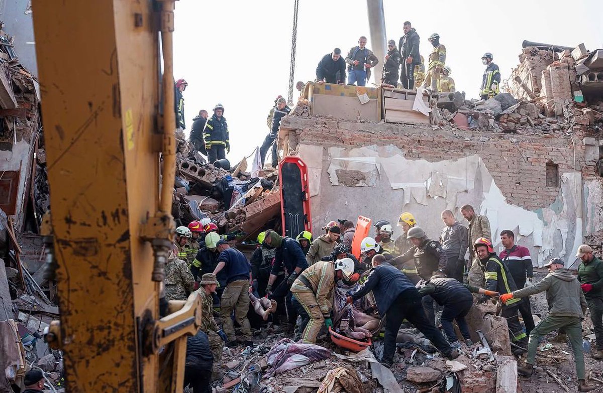 Gerashchenko_en's tweet photo. Pryluky.

If I wrote the comment I really want to write, I would get blocked. 

Russia killed 22 people in that residential building, 5 of them kids. 54 more people were injured.

📷: evgenymaloletka/Instagram https://t.co/SEcCuELLjJ