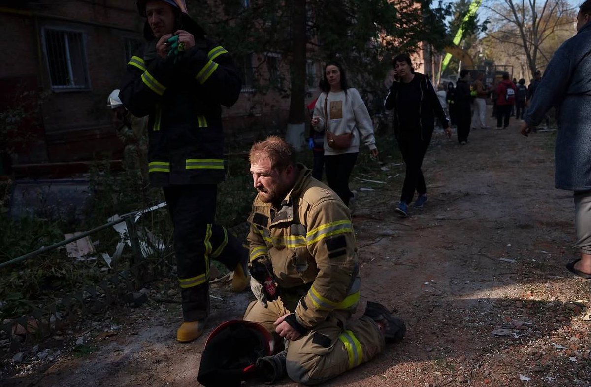 Gerashchenko_en's tweet photo. Pryluky.

If I wrote the comment I really want to write, I would get blocked. 

Russia killed 22 people in that residential building, 5 of them kids. 54 more people were injured.

📷: evgenymaloletka/Instagram https://t.co/SEcCuELLjJ
