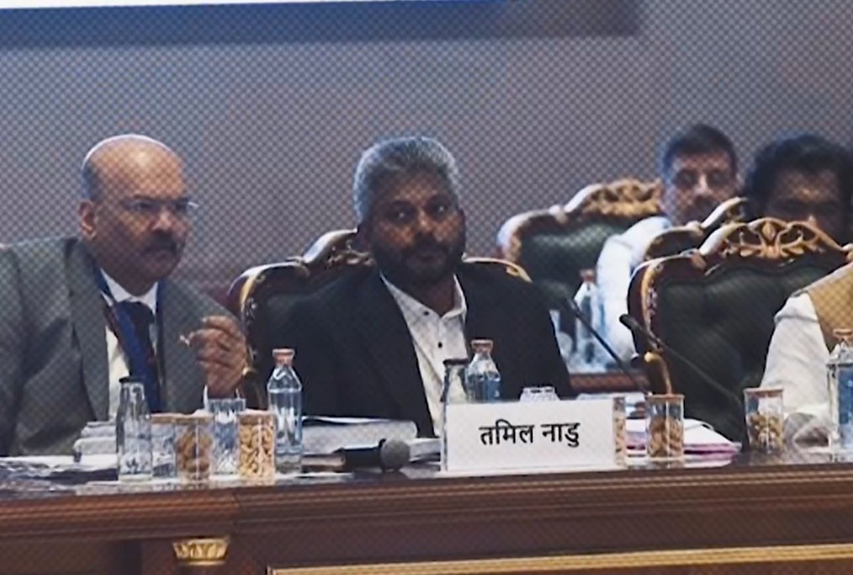 ThamizhTharmar's tweet photo. Tamil Nadu has fought Hindi imposition for decades. Now “Tamil Nadu” itself is written in Hindi at a government event.

And TVK ministers? Dead silent.

So much for “protecting Tamil.”

Is the silence because they’re afraid of BJP?🙆 https://t.co/AgVABhkxLm