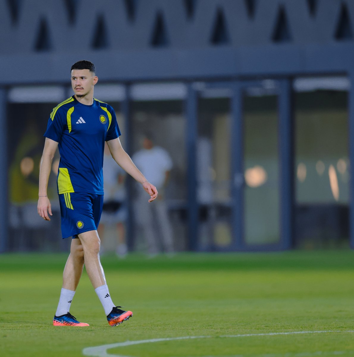AlNassrFC's tweet photo. غدًا الجمعة .. نلتقـي في الأول بـارك 💛 https://t.co/7xpzX1LehT