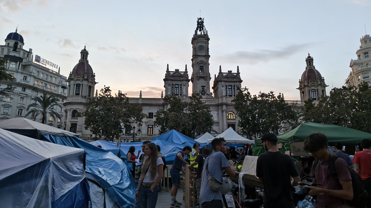 CandelJesus's tweet photo. Valencia, qué bonita estás cuando pides derechos 🫶🏻 https://t.co/YbOfWYI5Ls