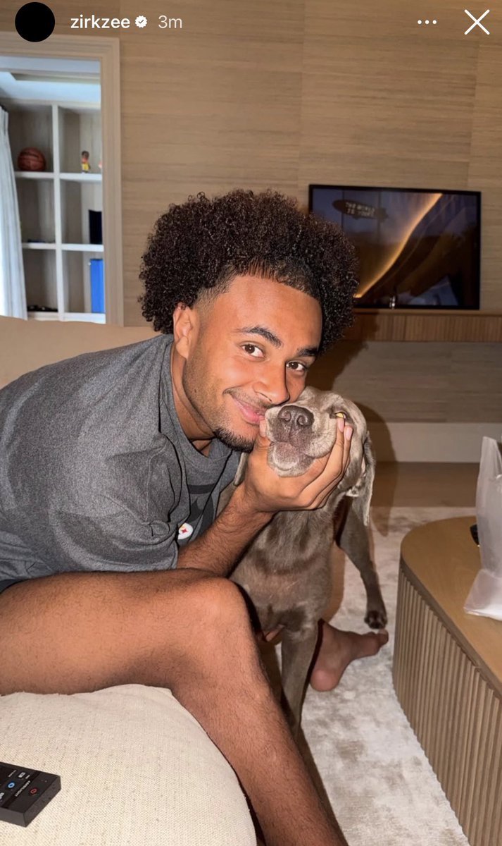 ivancantmiss's tweet photo. Joshua Zirkzee spending time with an animal 

(Tweeting like) @TouchlineX https://t.co/x68olKqfHD