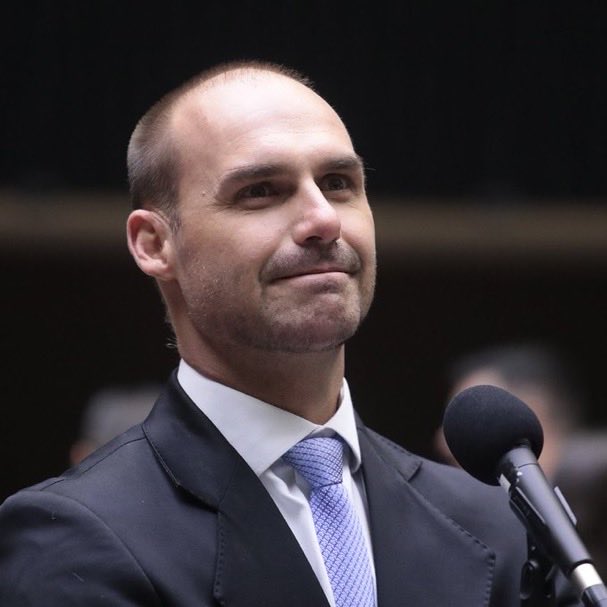 NewsLiberdade's tweet photo. 🚨 URGENTE – Alexandre de Moraes acaba de expedir um mandado de prisão contra Eduardo Bolsonaro para que ele comece a cumprir a pena de 4 anos e 2 meses, além do cancelamento de seu passaporte

Ele também determinou a inclusão do nome dele no Banco Nacional de Monitoramento de Prisões