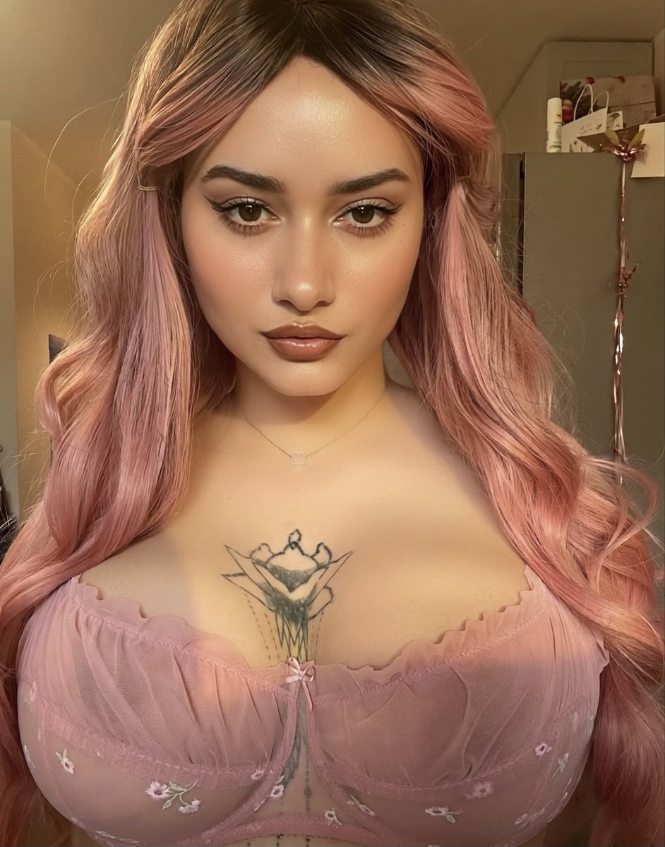 ElliVellii's tweet photo. https://t.co/4v8aKileGT

soft outside
trouble inside

which one you picking tonight?

#pinkhair #curvy #onlyfans https://t.co/hhwbkDFefp