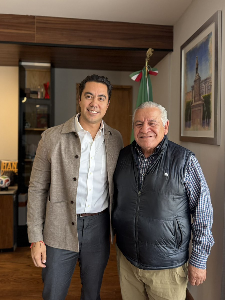 FeliFerMacias's tweet photo. Muchas gracias estimado jefe Botello por todos tus consejos y apoyo, en equipo, listos y juntos para Cuidar Querétaro. https://t.co/vcrrRcYFYW
