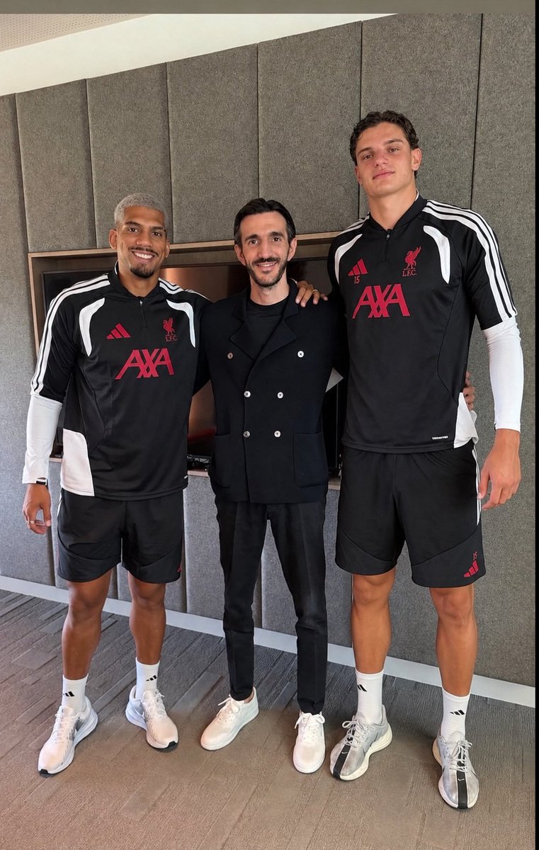 da5705's tweet photo. Ronald Araujo is 6'2''... https://t.co/iSGN8clNsL