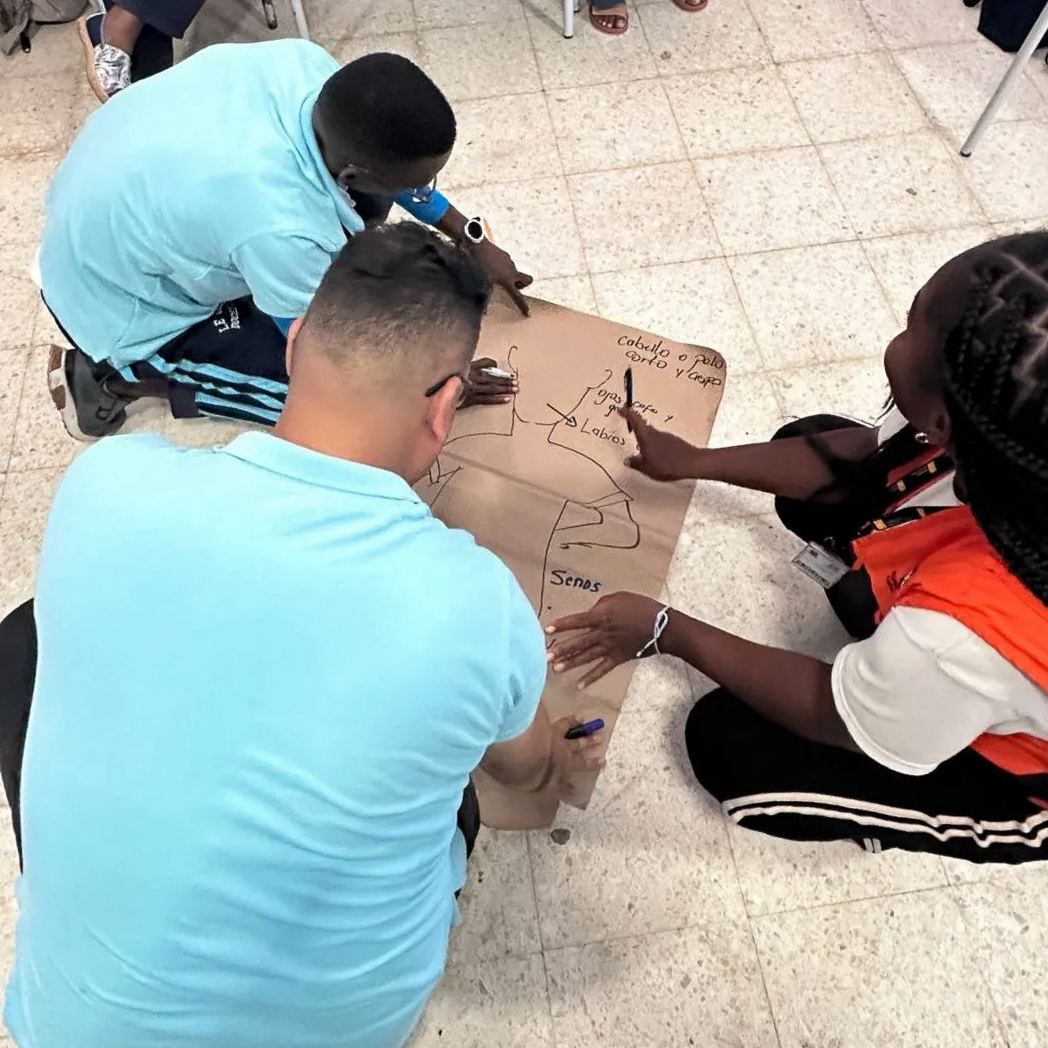 NRC_LAC's tweet photo. 💡 ¿Cómo se transforma una escuela en un espacio seguro donde nadie se quede atrás?

En Tumaco, #Colombia, docentes están identificando barreras que alejan a estudiantes de los salones de clase. Gracias a formaciones en género e inclusión, ahora identifican qué aleja a niñas, niños y jóvenes de las aulas, promoviendo cambios para mejorar el aprendizaje. 📚

En zonas afectadas por el conflicto, garantizar que la educación no se detenga también protege. 

Con el valioso apoyo de @EduCannotWait