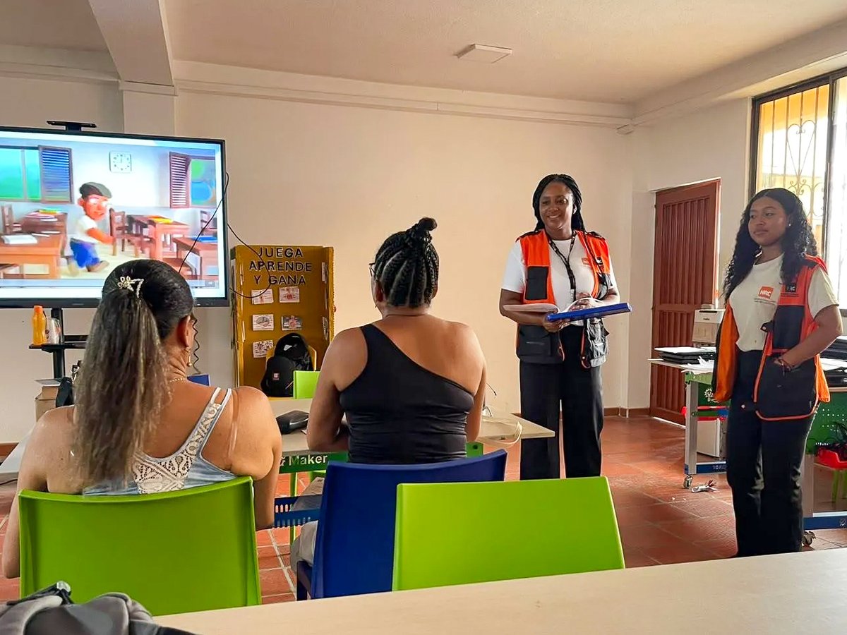 NRC_LAC's tweet photo. 💡 ¿Cómo se transforma una escuela en un espacio seguro donde nadie se quede atrás?

En Tumaco, #Colombia, docentes están identificando barreras que alejan a estudiantes de los salones de clase. Gracias a formaciones en género e inclusión, ahora identifican qué aleja a niñas, niños y jóvenes de las aulas, promoviendo cambios para mejorar el aprendizaje. 📚

En zonas afectadas por el conflicto, garantizar que la educación no se detenga también protege. 

Con el valioso apoyo de @EduCannotWait