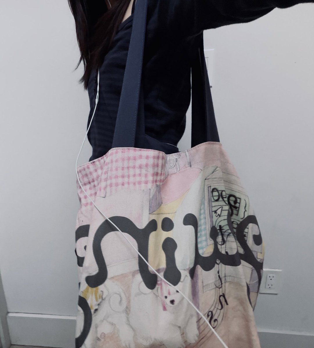 kleqvb's tweet photo. i got a new tote bagggg i love it! it's from twins!!🤍🪽 https://t.co/a7Ar9loYhT