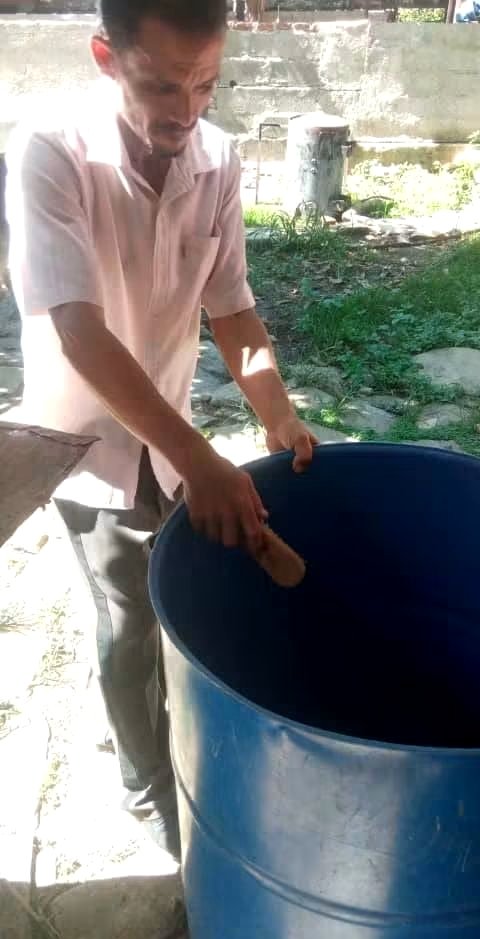 SaludGuantanamo's tweet photo. 🦟 🚫En campaña #antivectorial contra el mosquito Aedes aegypti y las arbovirosis, en el poblado Carrera Larga, del municipio #guantanamero El Salvador, se desplegó audiencia sanitaria con previa acción de saneamiento del entorno, más autofocal en los hogares. #CubaPorLaVida https://t.co/itVBFsilo5