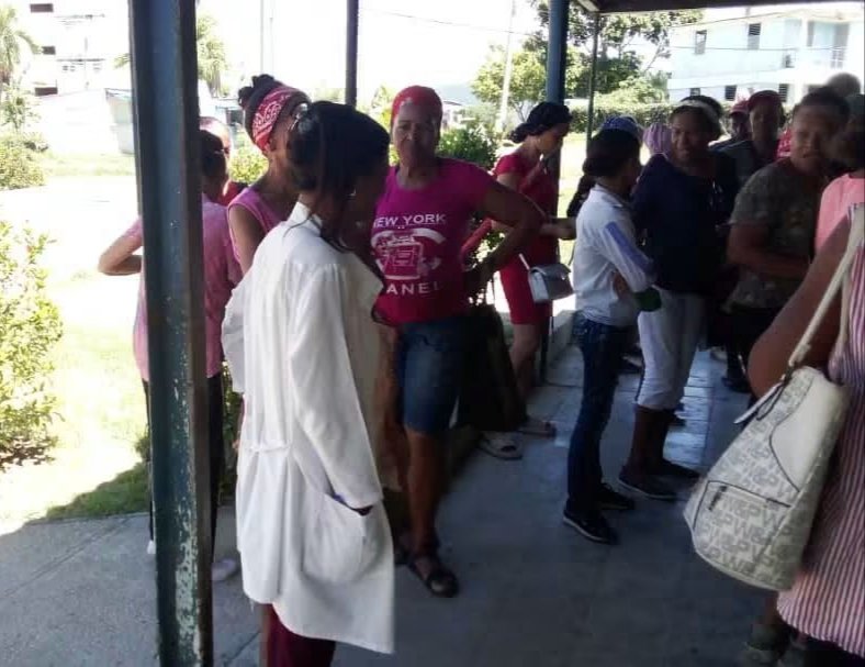 SaludGuantanamo's tweet photo. 🦟 🚫En campaña #antivectorial contra el mosquito Aedes aegypti y las arbovirosis, en el poblado Carrera Larga, del municipio #guantanamero El Salvador, se desplegó audiencia sanitaria con previa acción de saneamiento del entorno, más autofocal en los hogares. #CubaPorLaVida https://t.co/itVBFsilo5