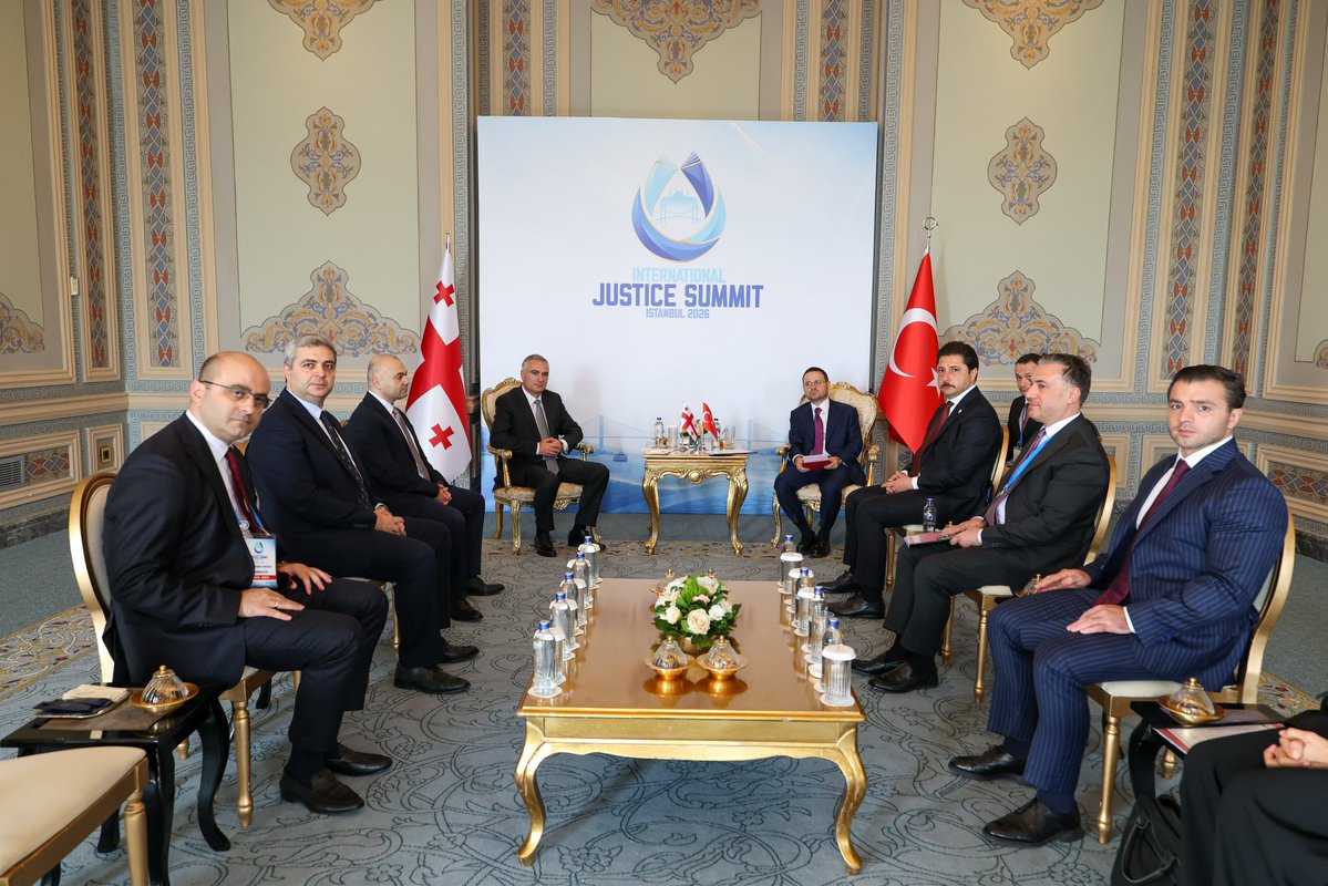 CahitCihadSari's tweet photo. Bakanımız Sayın Akın GÜRLEK’in açılış konuşmasını yaptığı, “Adaletin Geleceği; İnsanlık için Ortak Sorumluluk” temalı “Uluslararası Adalet Zirvesi İstanbul 2026” programında; farklı ülkelerden adalet bakanları, yüksek yargı organlarının başkanları, bakanlığımız bürokratları, uluslararası kuruluşların temsilcileri, akademisyenler, hukukçular ve kurum temsilcileriyle bir araya geldik.

Uluslararası adalet gündeminin önemli başlıklarının ele alındığı zirvede; uluslararası insancıl hukuk, insan hakları, uluslararası tahkim, hukuk mesleklerinin geleceği, yapay zekâ, dijital adalet, siber suçlar, sosyal medya ve sorumluluk, enerji dönüşümü ve adil geçiş, göç ve insan onuru başta olmak üzere birçok konuyu ele aldık.

“Uluslararası Adalet Zirvesi İstanbul 2026” programının, ülkeler ve hukuk sistemleri arasında yeni iş birliklerine, bilgi ve deneyim paylaşımına, uluslararası adalet alanında ortak çözümlerin geliştirilmesine katkı sunmasını temenni ediyorum.
