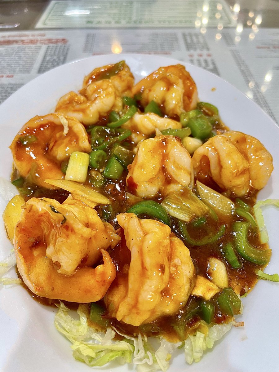 TorontoFoodBlog's tweet photo. “Seafood restaurant gets outta hand.”

The Clash probably weren’t talking about Great N.Y. Noodletown. But a soft-shell crab flexing, legs hanging over the plate, and shrimp that are anything but make a decent case. 🇨🇳 https://t.co/UwRT8CRUxl