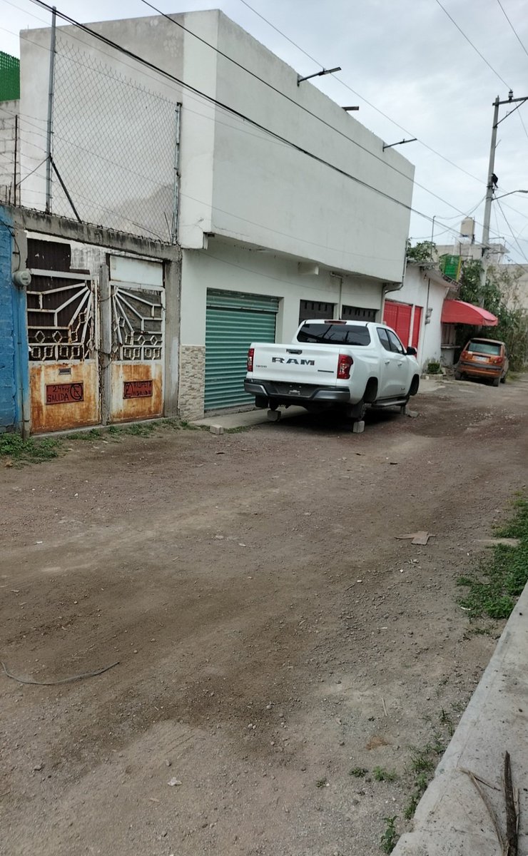 cuartodemillamx's tweet photo. Esa camioneta la trae un vato que es de la @FGRMexico, (la camioneta pertenece a la fiscalía federal) tiene su casa con cámaras de videovigilancia, anda armado (porque luego tira plomazos al aire) y ni así se salvó de la delincuencia, que podemos esperar los ciudadanos comunes. 

Así amaneció el domingo 4 de octubre.