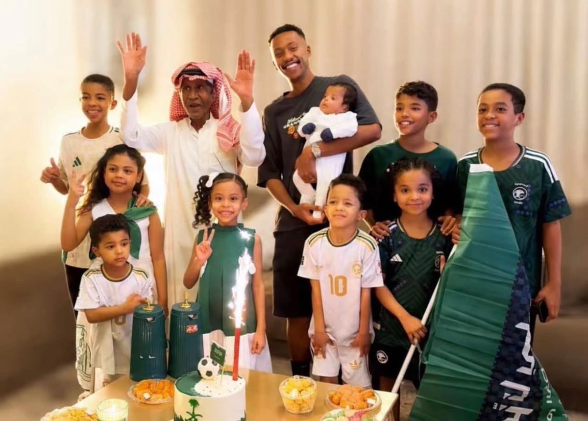 1SMi_'s tweet photo. ناصر الدوسري يحتفل بكأس الخليج رفقة عائلته 💚🇸🇦 https://t.co/AqnCycoQ9c
