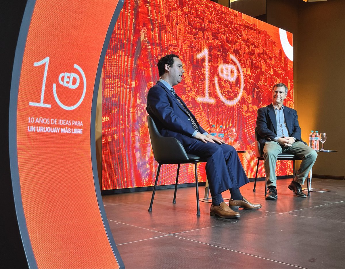 ced_uy's tweet photo. 💬 El destacado politólogo argentino @andresmalamud conversa con nuestro presidente @Hernan_Bonilla en el primer panel del Seminario Internacional CED: “¿Crisis de la democracia?”

Agradecemos a las más de 250 personas que nos acompañan y a @KAS_uruguay por su apoyo. https://t.co/FPHr1AeXiR