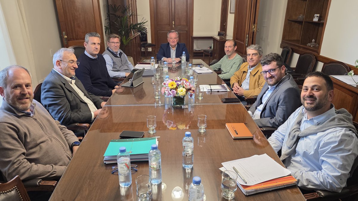 SenadoSantaFe's tweet photo. 🤝 Avanza el proyecto para prevenir la violencia en el ámbito deportivo

👉 @felipemichlig y @ArmandoTraferri encabezaron una reunión con el secretario de Deportes, Fernando Maletti, para analizar el proyecto y sumar aportes para su tratamiento.

🔗 https://t.co/j8WaslZjUC https://t.co/7hCwejl4K5