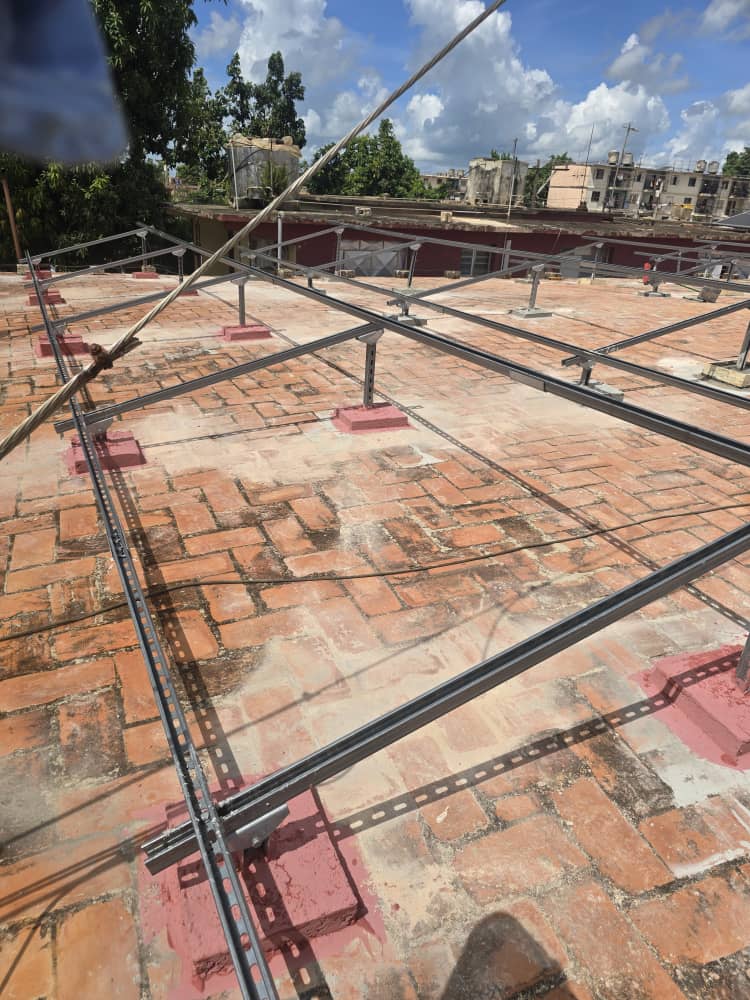 NapolesYury's tweet photo. Se preparan las estructuras para la instalación de un Sistema Fotovoltaico en el Centro de Telecomunicaciones de Alquizar #Artemisa. Muy pronto tendremos soberanía energética y mejor serán los servicios fijos, datos y móviles. #ArtemisaJuntosSomosMás #EtecsaTeAcompaña https://t.co/LZotng5Ngz